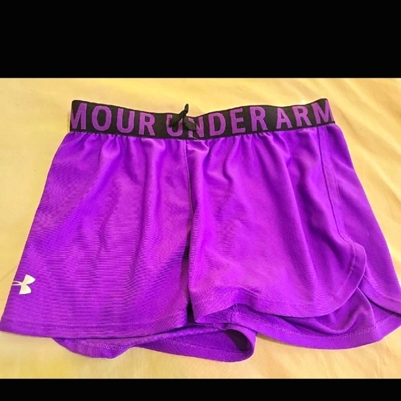 Under Armour Shorts Women's Size XSP Heat Gear Running Performance YLG/JG/G - Picture 1 of 6